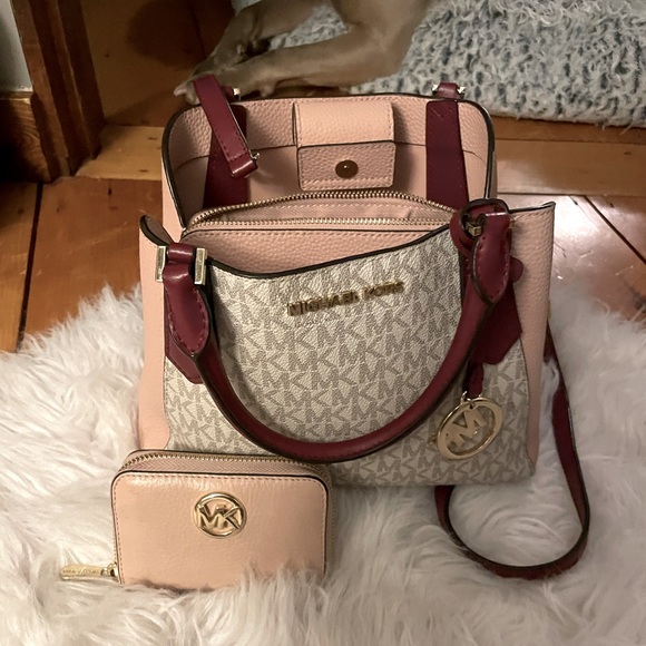 Great condition medium size authentic Micheal Kors.  Barely used. - Picture 1 of 3